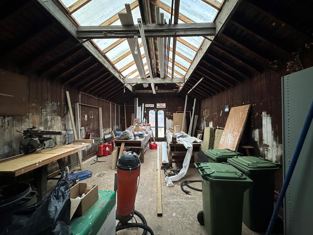 Lot: 37 - SUBSTANTIAL MIXED USE BUILDING WITH POTENTIAL - Top Floor of Workshop